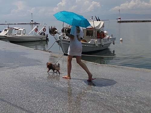 Spaziergang im Regen - Im Hafen von Thassos (Insel in der nördlichen Ägäis)