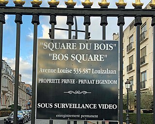 Le square est sous surveillance vidéo permanente.