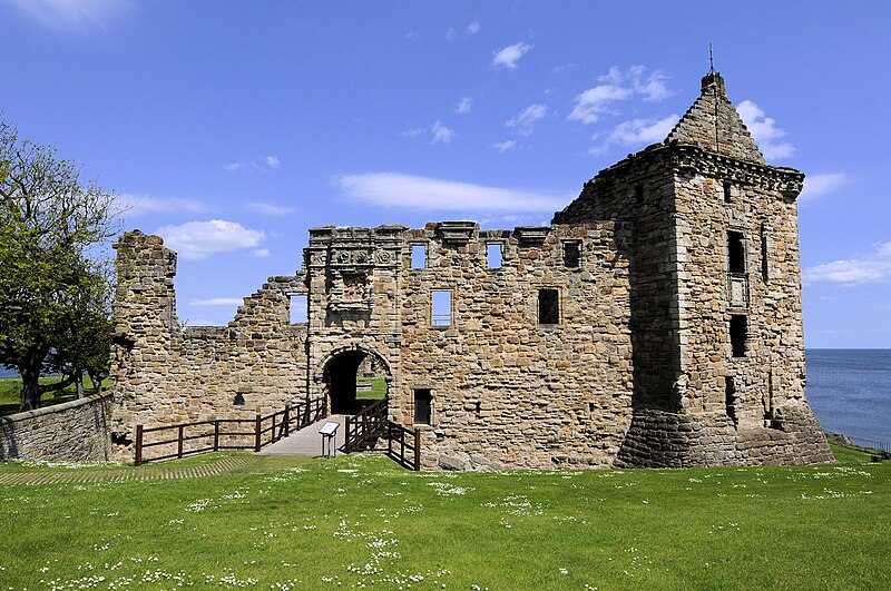 File:St Andrews Castle 1 (3604221101).jpg