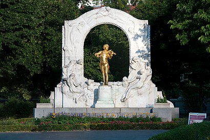 So kommt man zu Johann-Strauss-Denkmal mit den Öffentlichen - Mehr zum Ort Hier