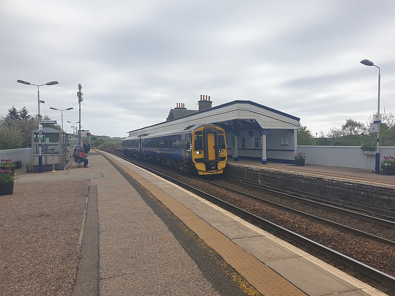 File:Stonehaven railway station with 158711.jpg