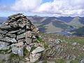 Der Gipfelcairn des Gairich, im Hintergrund rechts neben dem Cairn der Sgùrr a’ Mhaoraich und Loch Quoich