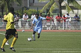 Futbol topunu serbest bırakan bir futbolcunun görünümü