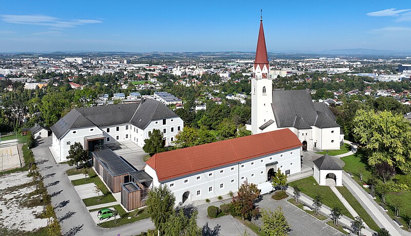 File:Thalheim bei Wels - Kirche mit Pfarrhof.JPG