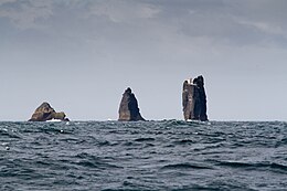 Vue des Þridrangar et du phare.