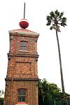Эта башня, построенная в 1883 году, использовалась как ретранслятор для сигналов гавани между Обсерваторией и Сигнальным холмом. В 1895 году башня была поднята с 17 футов до 34 футов. Мяч, который сначала управлялся вручную, был электрифицирован в 1903 году. Тип площадки: башня Time Ball Tower.