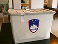 Un'urna per votazione traslucida (Tiobox) utilizzata in Slovenia.