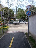 Miniatuur voor Bestand:Tolnai Straße 1, Radweg, Bau, 2022 Székesfehérvár.jpg