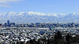 Thành phố Toyama, tỉnh Toyama nhìn từ đồi Kureha, với đường chân trời là dãy núi Tateyama.