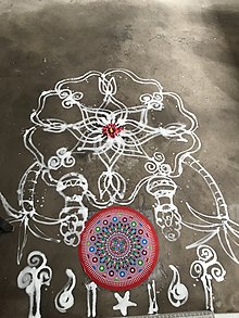 Pongal Pulli Kolam : How To Celebrate Bhogi Sankranti Pongal Kolam By Sudha Balaji - The colors used in pongal are usually powdered and the use of fingers to draw the design here in the center is the common pongal design of the sweet pot but surrounding it we see many pulli kolam designs.