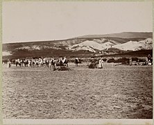 la Tribu des Béni-Ouragh lors d'un rassemblement d'une fête arabe en 1896 à Ammi Moussa[5], par ANOM Archives, 1895-1896.
