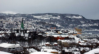 Blick von Singsaker in nordwestlicher Richtung über Trondheim, links die Türme des Nidaros Doms.