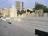 בית הקברות טרומפלדור: ראשית בית הקברות, נקברים בולטים, קברי אחים