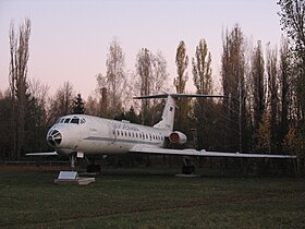 Памятник Ту-134 в аэропорту