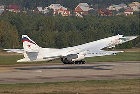 MAKS 2007航空ショーにて離陸するTu-160