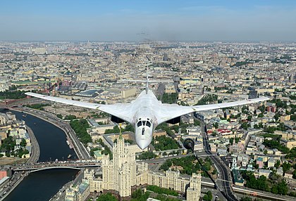 Tupolev Tu-160 voando sobre Moscou como parte das comemorações do Dia da Vitória em 2014, Rússia. (definição 4 422 × 3 011)