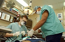 US Navy 030124-N-1328C-510 Navy Zahnarzt behandelt Patienten an Bord von ship.jpg