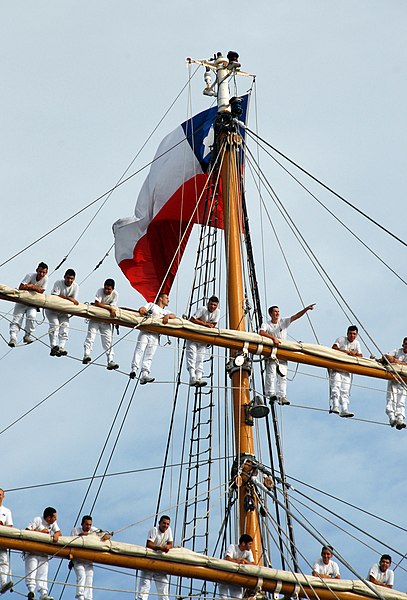 File:US Navy 071004-N-0879R-018 Chilean tall ship Esmeralda (BE 43) makes her way pierside to Naval Station Pearl Harbor.jpg