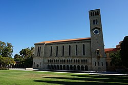 Winthrop Hallin kellotorni on Länsi-Australian yliopiston pääkampuksen näkyvimpiä kohteita.