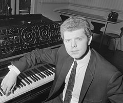 Van Cliburn, pianist, winner of the International Tchaikovsky Competition, recipient of a Grammy Award, National Medal of Arts (Diploma, 1954)[160][161]