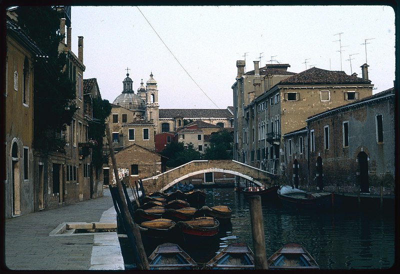 File:Veduta dei canali di Venezia con la Chiesa di Santa Maria del Rosario.jpg