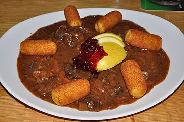 Goulash thịt nai với táo, quả mọng và khoai tây chiên xù