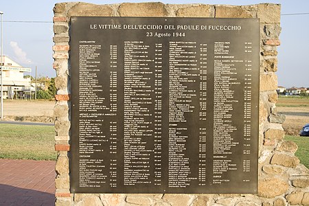 Monument avec la liste des victimes.