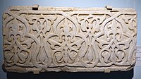 Borde de pared, Afganistán, Ghazni, siglo XII d.C., mármol - Linden-Museum - Stuttgart, Alemania - DSC03857.jpg