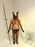 Equipamiento de un guerrero de Nauru (1891), exhibido en el Staatlichen Museums für Völkerkunde