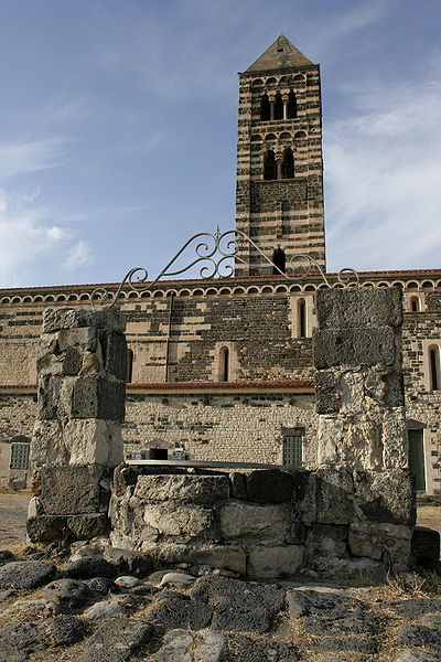 File:Well behind Basilica of Santissima Trinità.JPG