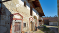 Residential stable house in a four-sided courtyard