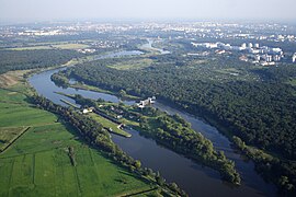 Utsikt over elveøya Rędzińska, med slusene som regulerer Oder.