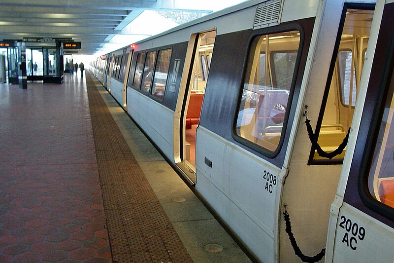 File:Yellow Line train at Huntington -02- (50177999762).jpg