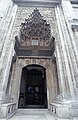 Vhod v mošejo z izrezljanim portalom muqarnas
