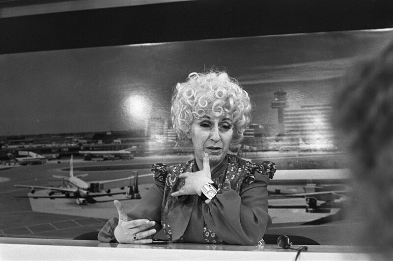 File:Zangeres Cathy Berberian (sopraan) arriveert op Schiphol voor het Hollandfestival - NA - 925-6628.jpg