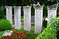 Deutsch: Grabmal der Familie Apffelstaedt aus dem Jahr 1908. Es setzt sich aus fünf identischen Stelen zusammen.