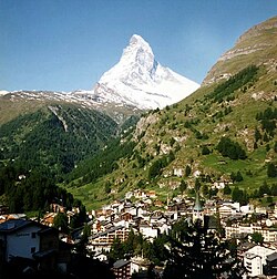 Zermatt sijaitsee Matterhornin juurella.