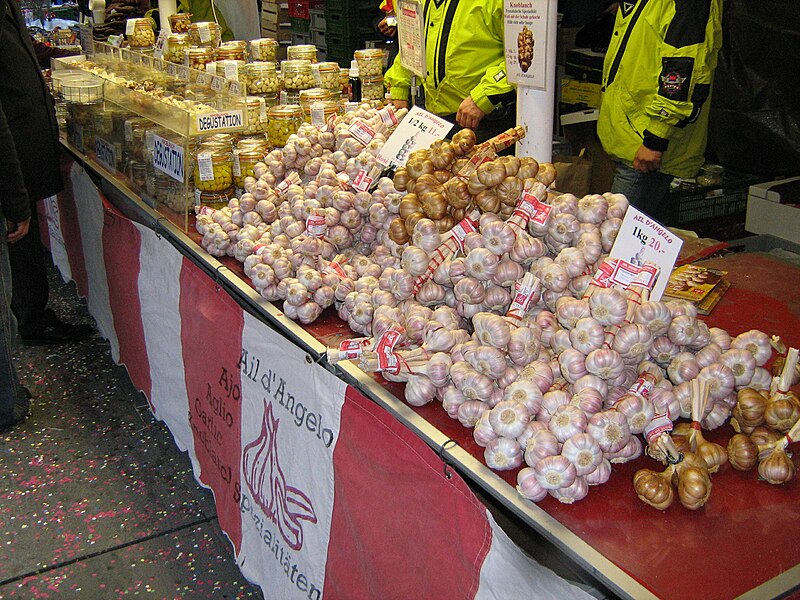 File:Zibelemaerit 2009 Garlic tasting.JPG