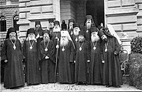 Sbor ruských biskupů a metropolity (v bílé kamilávce) v emigraci roku 1932