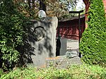 Могила и надгробие художников Бялыницкого-Бирули В.К. (1872-1957) и Волкова Б.И. (1900-1970)