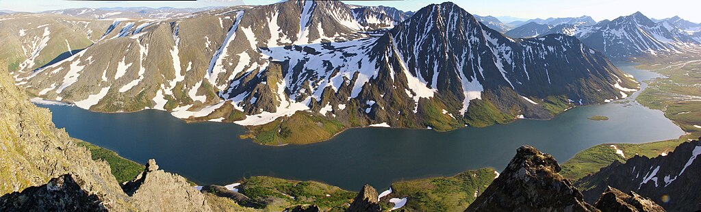 Pohled na jezero Bolshoye Khadatayoganlor z Anuchin