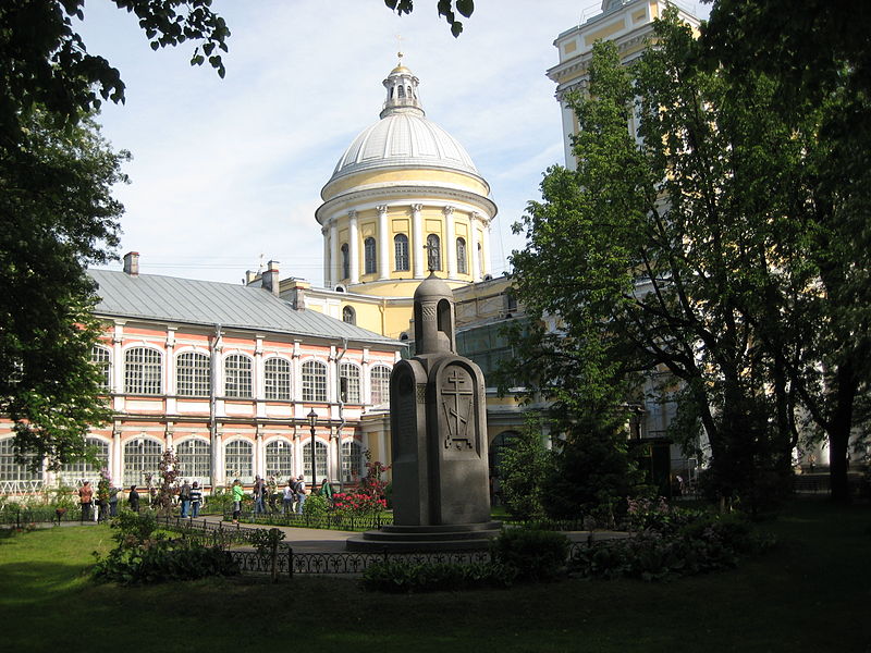 File:Санкт-Петербург. Александро-Невская лавра. Внутренний сад. Вид на Троицкий собор и памятник 2000-летию христианства.JPG