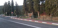 הכניסה לפארק מרחוב הכלניות מכביש 7212 כולל שלט של הקרן הקיימת לישראל המציין את הכניסה לפארק.