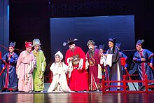 Wenzhou var fæðingarstaður „nanxi“, kínversks óperuforms á 12. öld. „Ou Opera“, eitt kínverskt óperuform, er vinsælt í Wenzhou og nærliggjandi svæðum. Nafnið er dregið af Ou-fljóti borgarinnar.