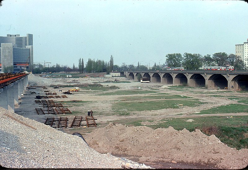 File:037L28240478 Reichsbrücke, Westseite, links Weiterbau der Srtasenbahnersatzbrücke, rechts alte Brücke über Überschwemmungsgebiet.jpg