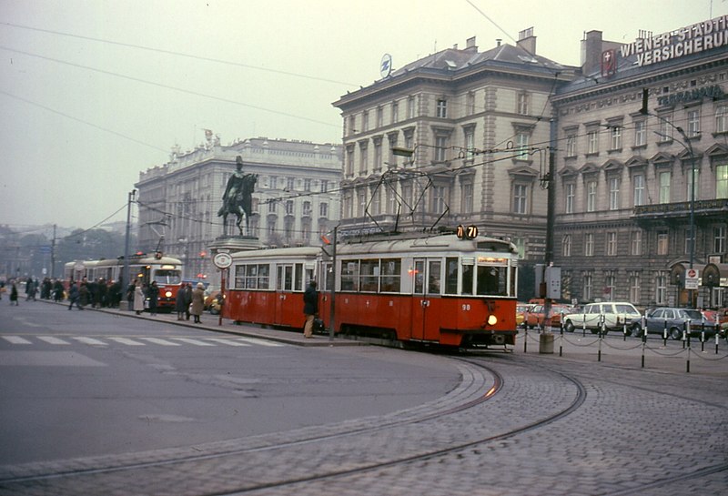 File:062L35311079 Typ B 98, Linie 71, Schwarzenbergplatz 31. 10. 1979.jpg