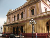 Teatro Nacional en el Casco Antiguo de la ciudad.