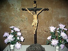 Detalle de crucifijo de mesa en la iglesia parroquial de Arroyo Cerezo, Castielfabib (Valencia).