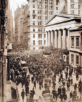 Az 1907-es októberi bankpánik idején a Wall Streeten összegyűlt tömeg.