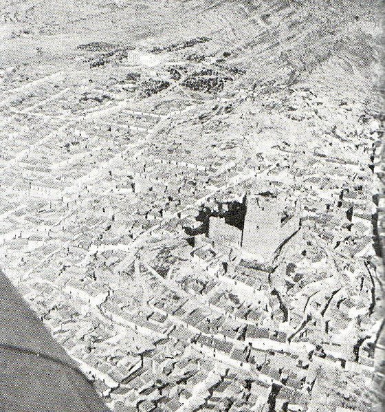 File:1948. Villena. Vista aérea del casco antiguo.jpg